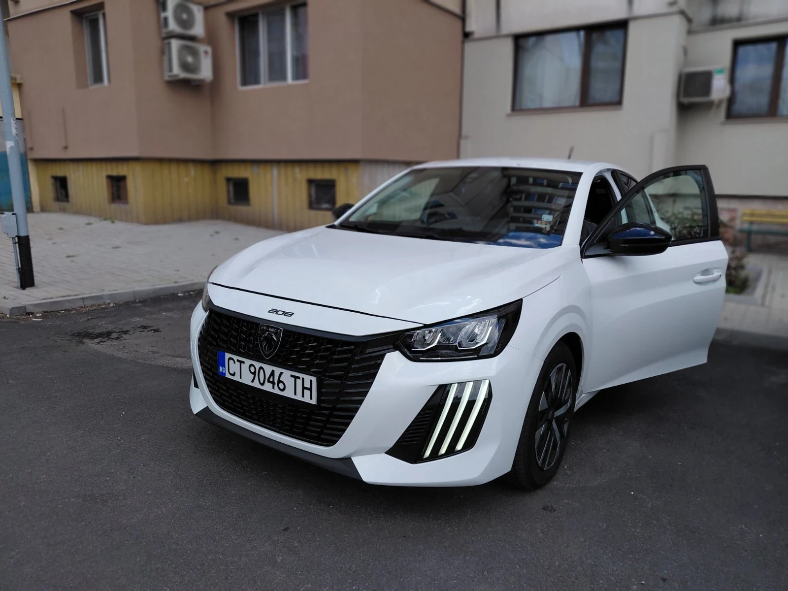 Peugeot 208 1.2 110к.с хибрид, снимка 9 - Автомобили и джипове - 56123948