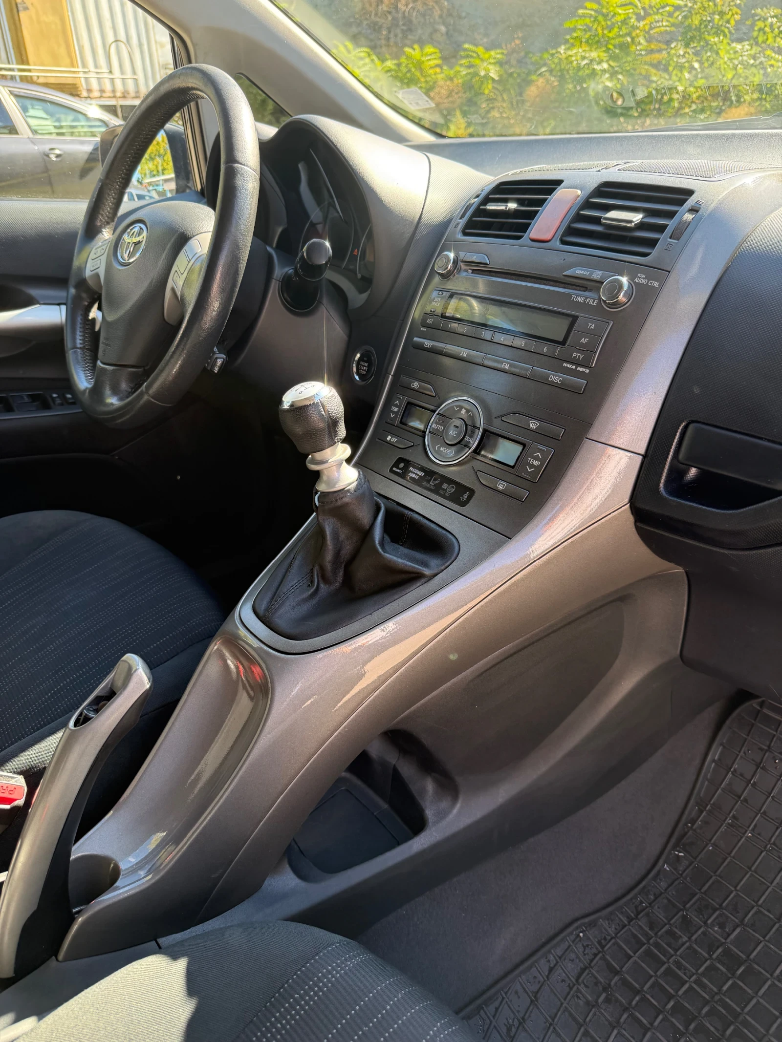 Toyota Auris D4D 126 KEYLESS, снимка 10 - Автомобили и джипове - 56335827