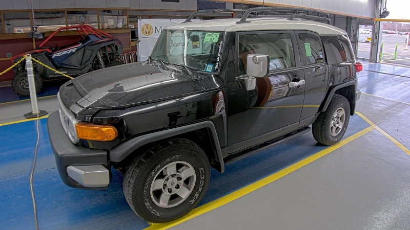 Toyota Fj cruiser Крайна Цена 22600 до София, снимка 1 - Автомобили и джипове - 48619990