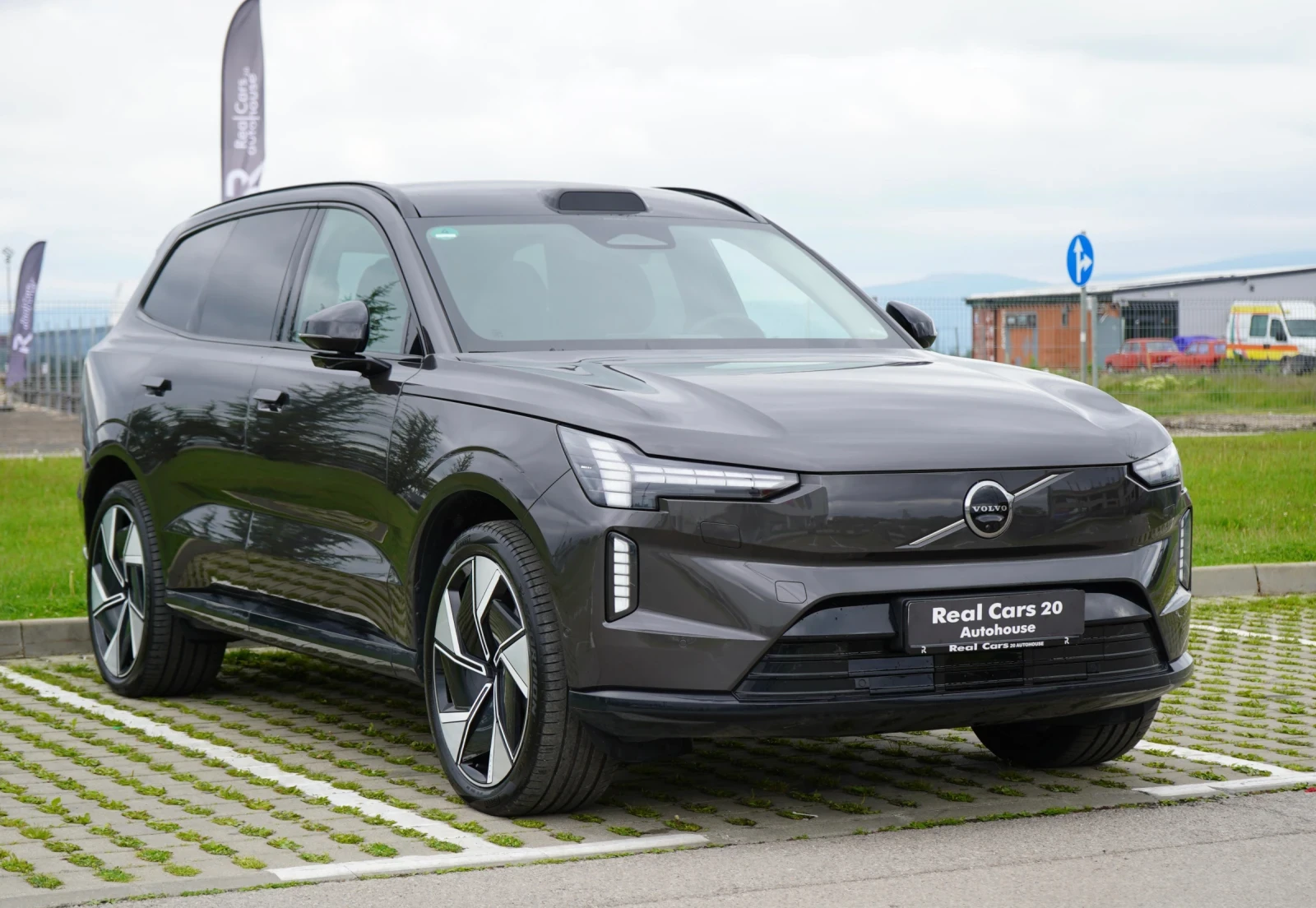 Volvo EX90 ULTRA PERFORMANCE* AWD* 6+ 1* DISTR* HUD* 360 CAM*, снимка 3 - Автомобили и джипове - 54590509