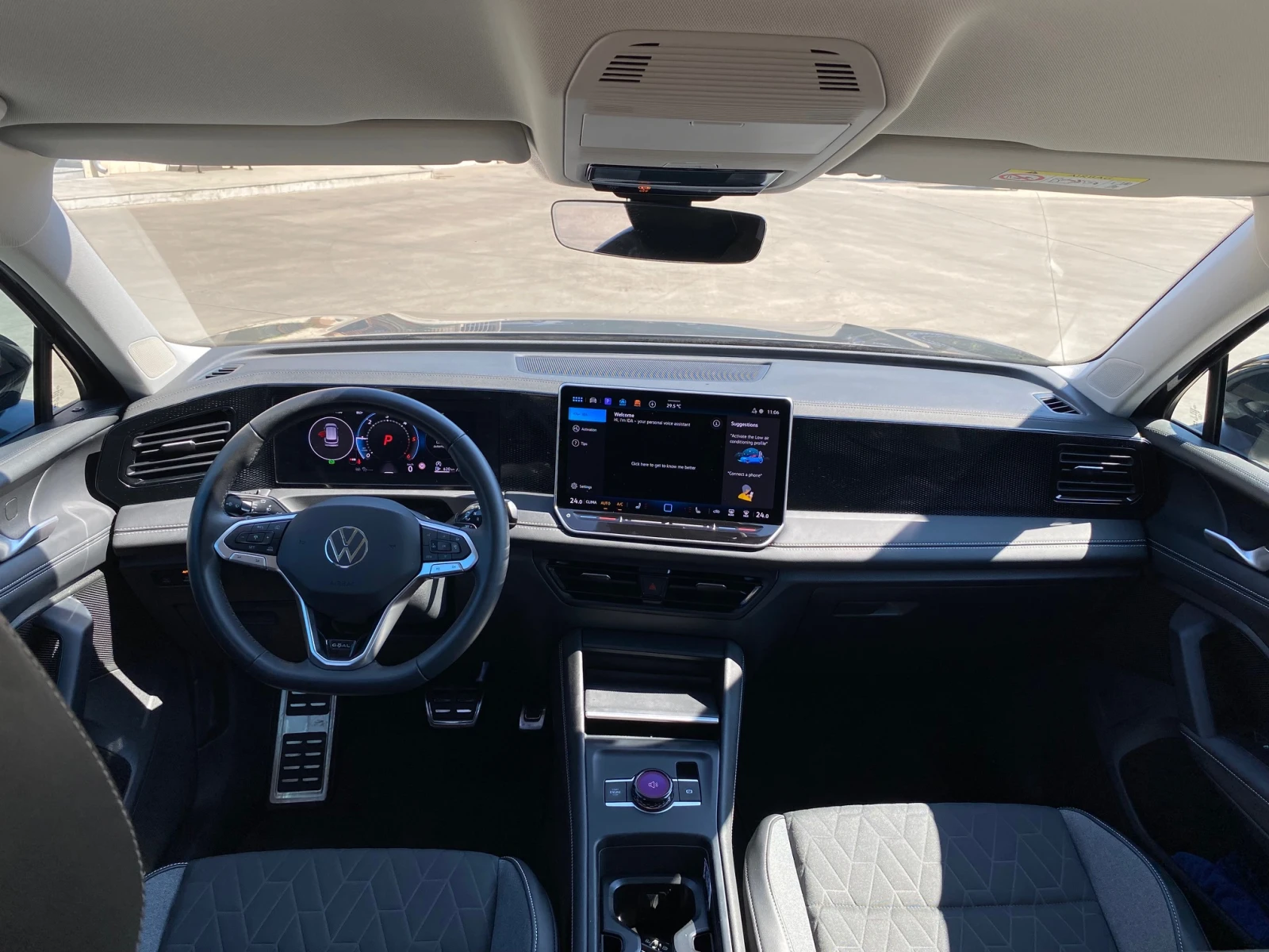 VW Tiguan Като нов!!! 2025 година -2.0 Tdi DSG 4 Motion, снимка 10 - Автомобили и джипове - 55623411