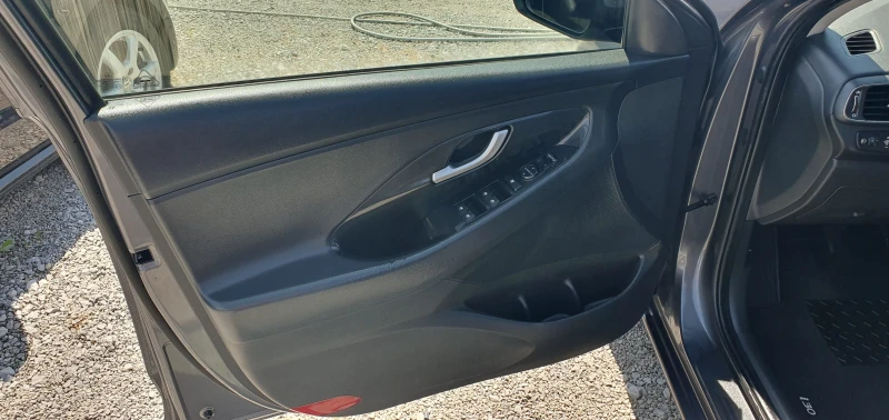 Hyundai I30 1.6 CRDI- NAVI, снимка 8 - Автомобили и джипове - 50150406