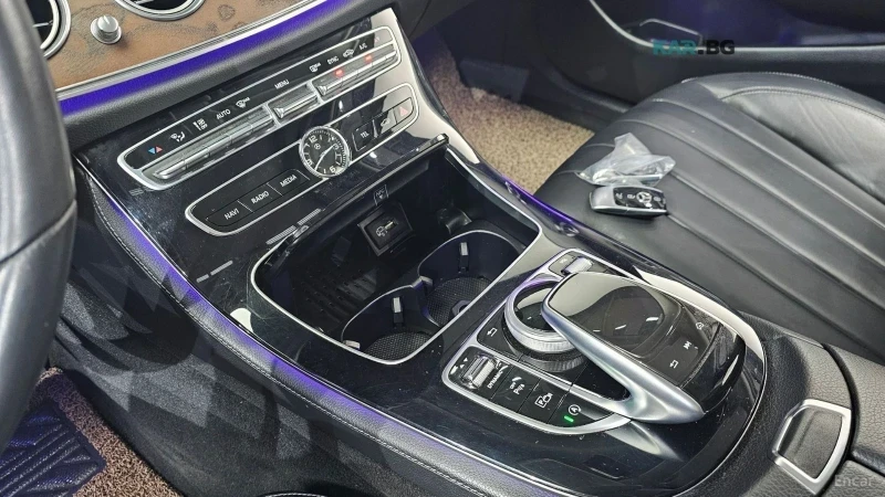 Mercedes-Benz E 220 * Пано* KEYLESS* ПОДГРЕВ* КАМЕРА* LED* , снимка 4 - Автомобили и джипове - 55138884