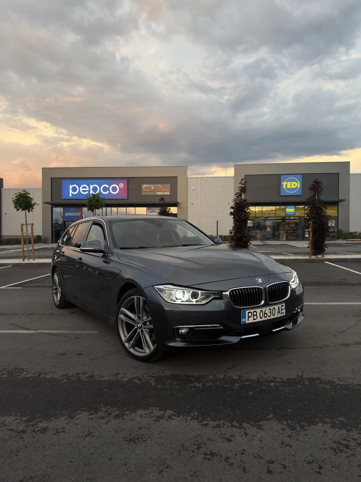 BMW 330 Luxury , снимка 2 - Автомобили и джипове - 55369338