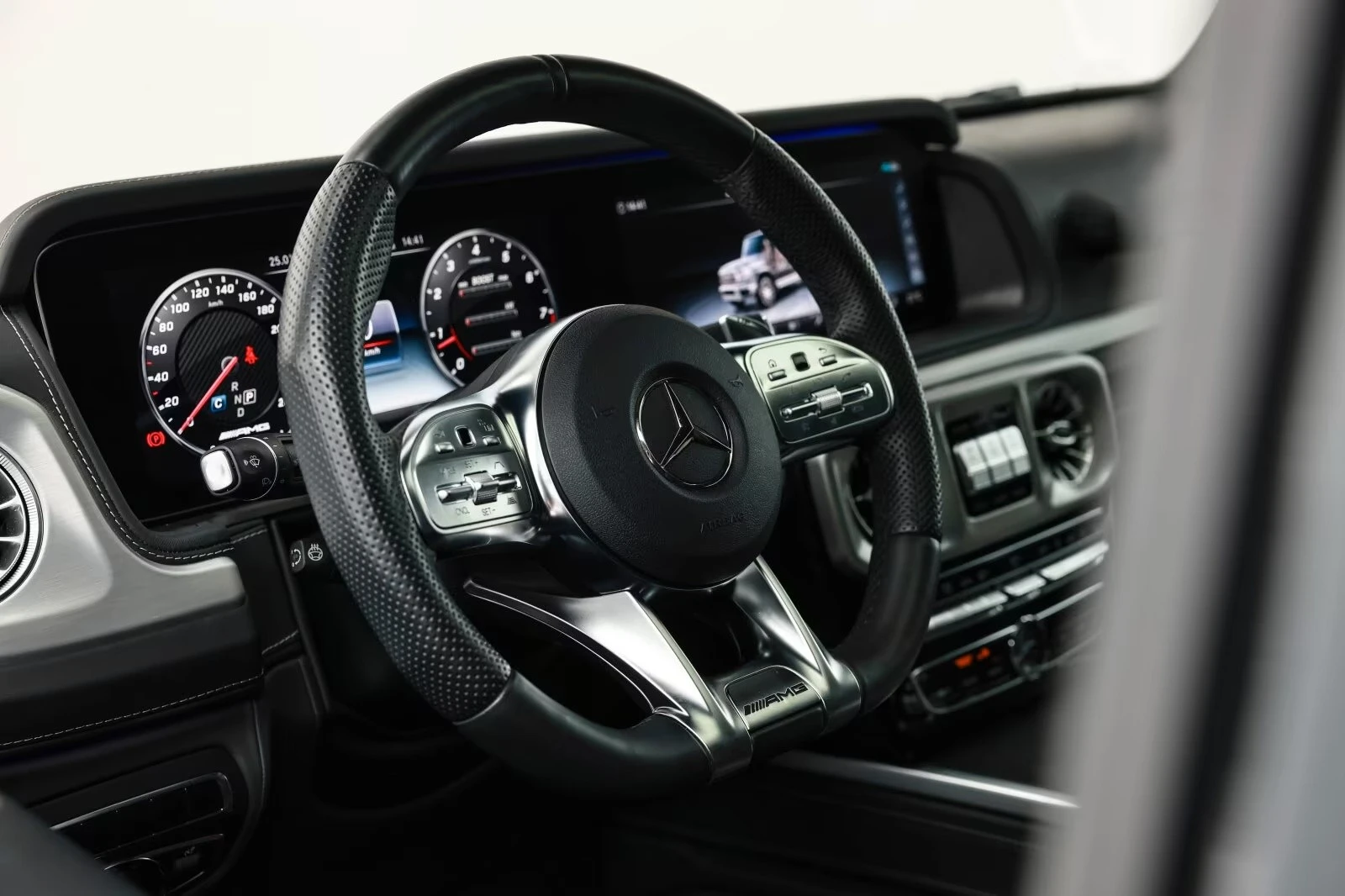 Mercedes-Benz G 63 AMG FACELIFT / BURM / 360 / NIGHT / SUPERIOR / 4 MATIC, снимка 9 - Автомобили и джипове - 55187891