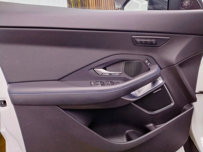 Jaguar E-pace R-Dinamic P300, снимка 9 - Автомобили и джипове - 52446619