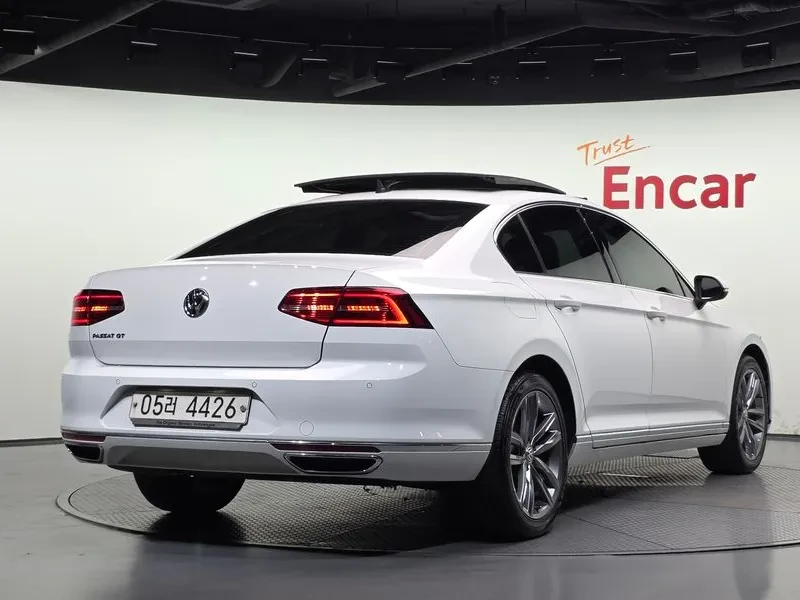 VW Passat 2.0 TDI Premium, снимка 2 - Автомобили и джипове - 56617945