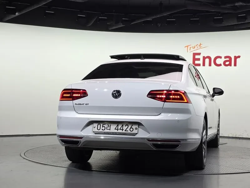 VW Passat 2.0 TDI Premium, снимка 4 - Автомобили и джипове - 56617945