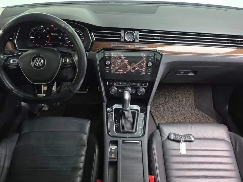 VW Passat 2.0 TDI Premium, снимка 7 - Автомобили и джипове - 56617945
