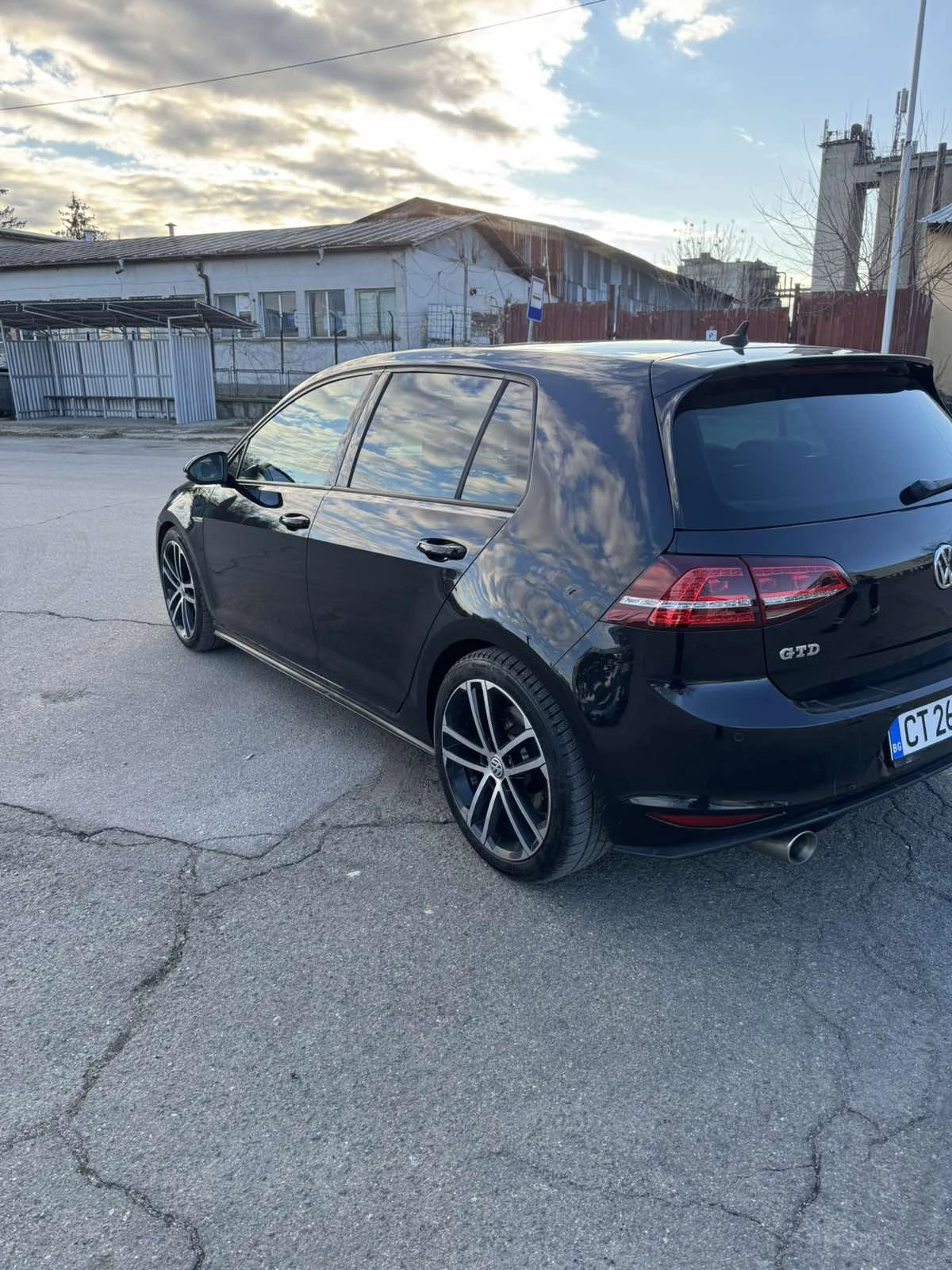 VW Golf GTD* DISTRONIK* CAMERA* KEYLESS* DYNAUDIO*  - изображение 6