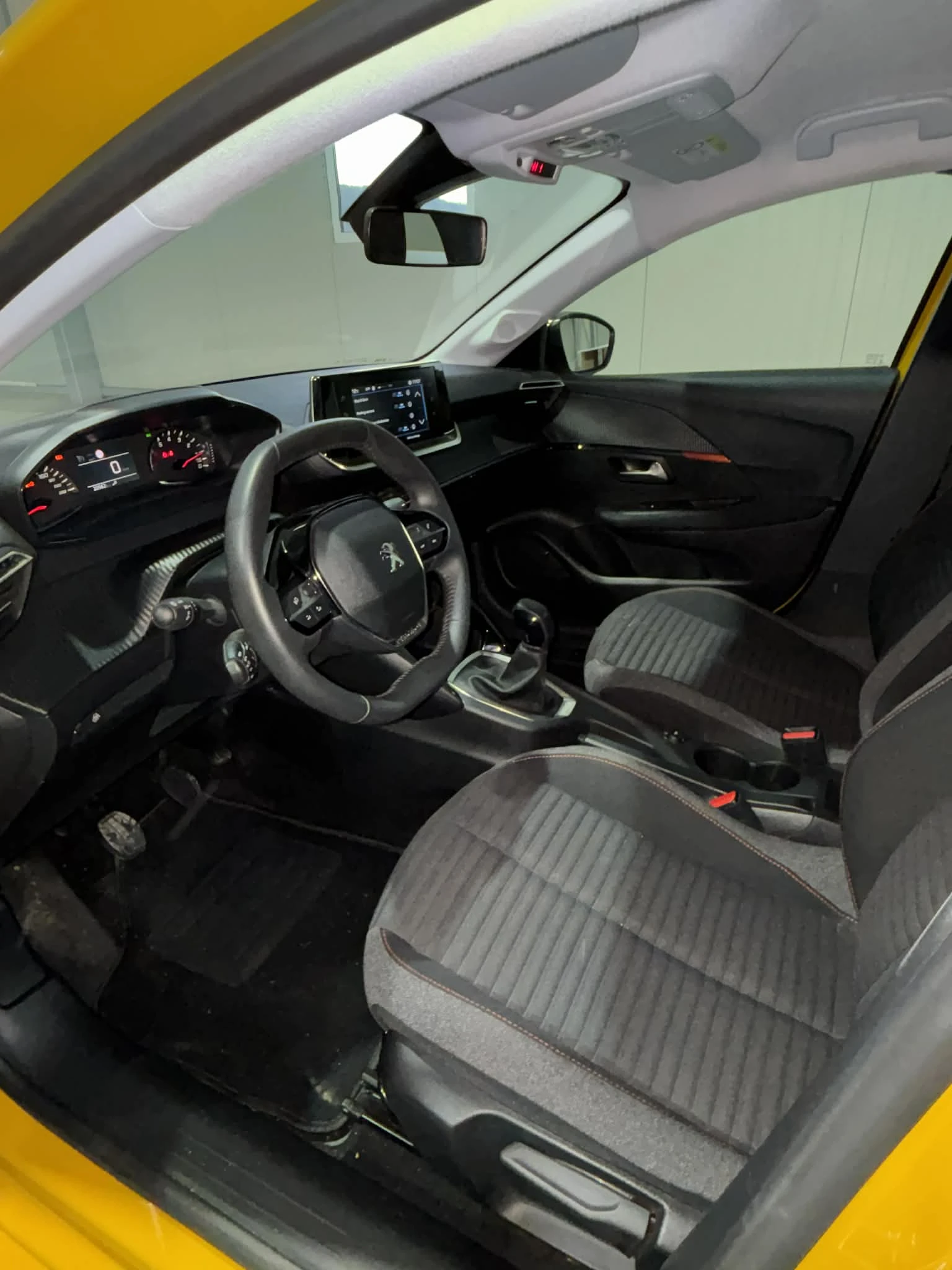 Peugeot 208, снимка 15 - Автомобили и джипове - 54081362