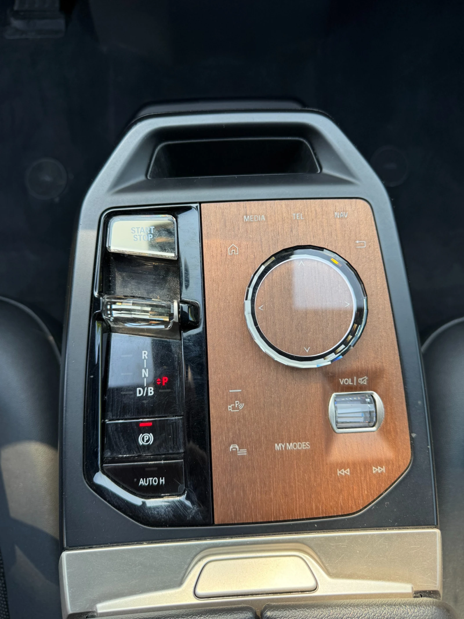 BMW iX 40 xDrive Massage, Sky Lounge, HeadUp, снимка 15 - Автомобили и джипове - 55650730