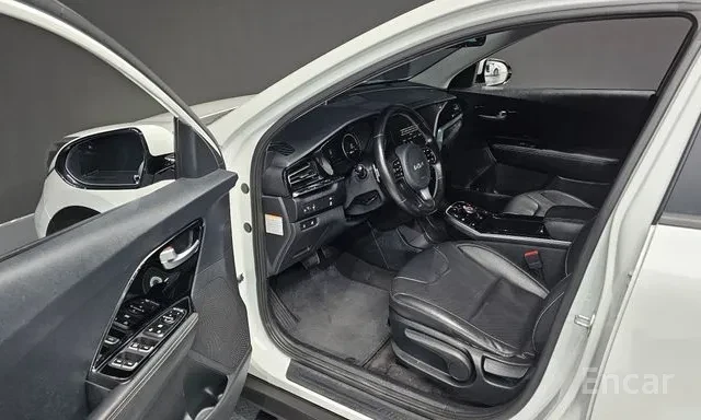 Kia Niro ОБДУХВАНЕ / 64 KWH / FWD / ДИСТРОНИК / ЛИЗИНГ, снимка 10 - Автомобили и джипове - 55094321