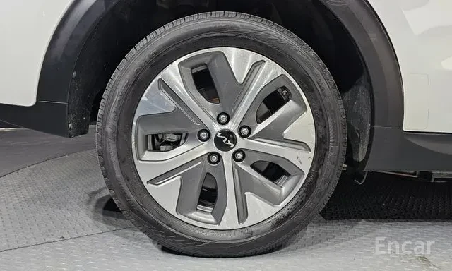 Kia Niro ОБДУХВАНЕ / 64 KWH / FWD / ДИСТРОНИК / ЛИЗИНГ, снимка 5 - Автомобили и джипове - 55094321