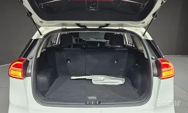 Kia Niro ОБДУХВАНЕ / 64 KWH / FWD / ДИСТРОНИК / ЛИЗИНГ, снимка 16 - Автомобили и джипове - 55094321