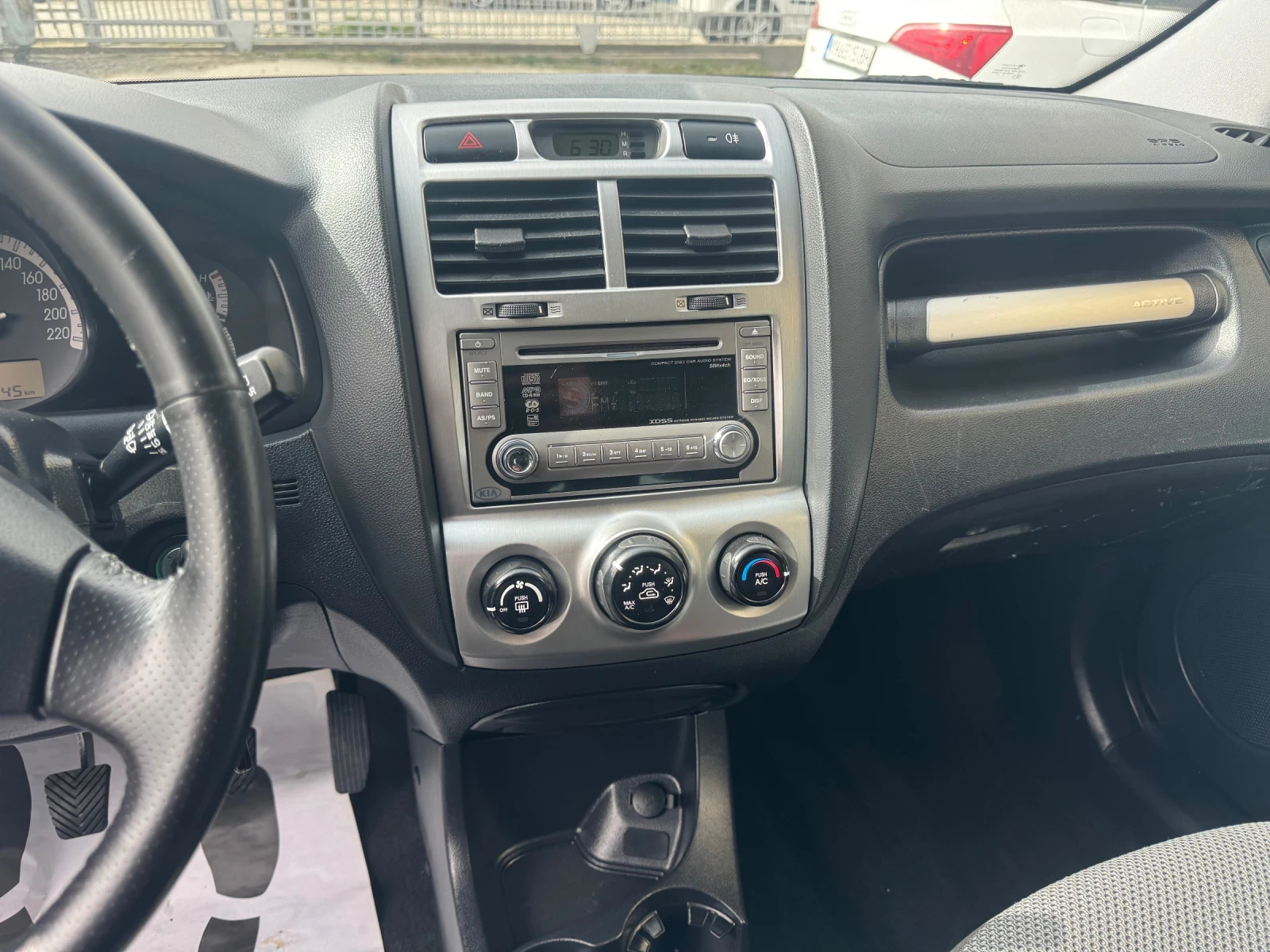 Kia Sportage 2.0i, снимка 12 - Автомобили и джипове - 53905622