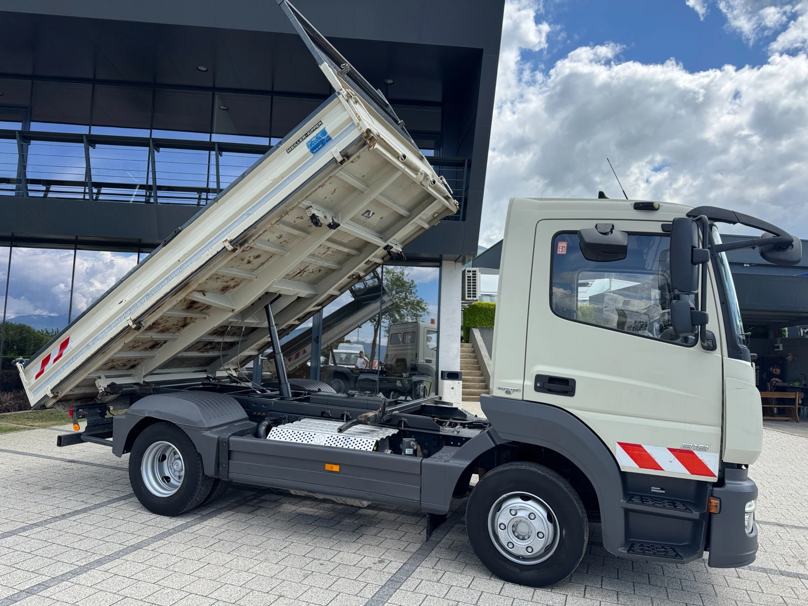 Mercedes-Benz Atego 818 Самосвал Евро 6 - изображение 2
