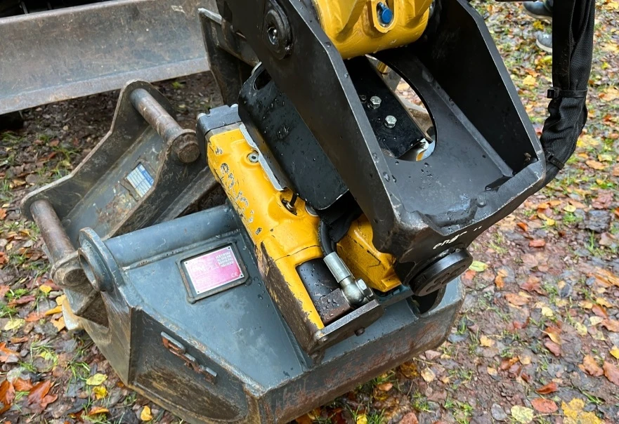 Багер JCB 302.7D, снимка 10 - Индустриална техника - 56305293