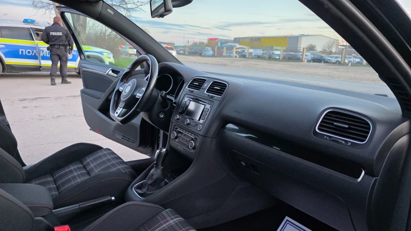 VW Golf GTI/НА КОЛЕДНА ЦЕНА, снимка 15 - Автомобили и джипове - 52743759