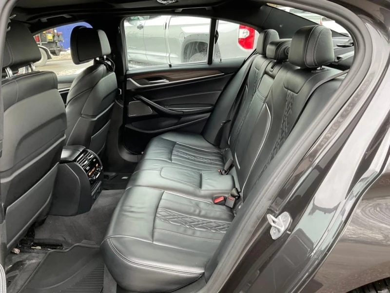 BMW 530 * 530i xDrive M PKG! LTHR! NAV! BACK UP CAM! HUD! , снимка 15 - Автомобили и джипове - 52877693