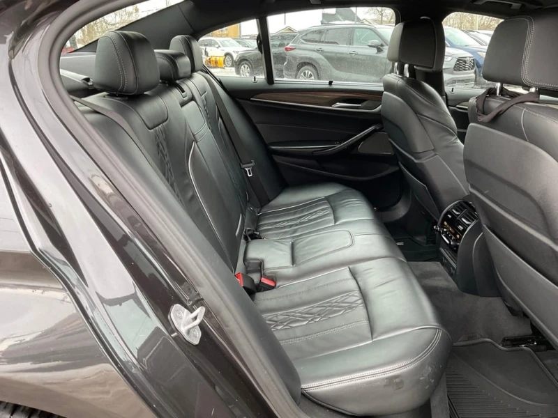 BMW 530 * 530i xDrive M PKG! LTHR! NAV! BACK UP CAM! HUD! , снимка 14 - Автомобили и джипове - 52877693