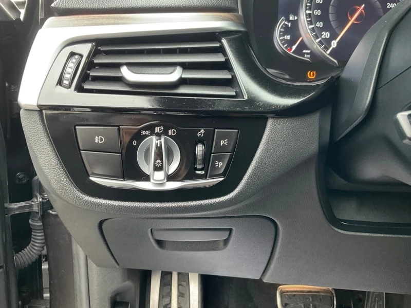 BMW 530 * 530i xDrive M PKG! LTHR! NAV! BACK UP CAM! HUD! , снимка 11 - Автомобили и джипове - 52877693