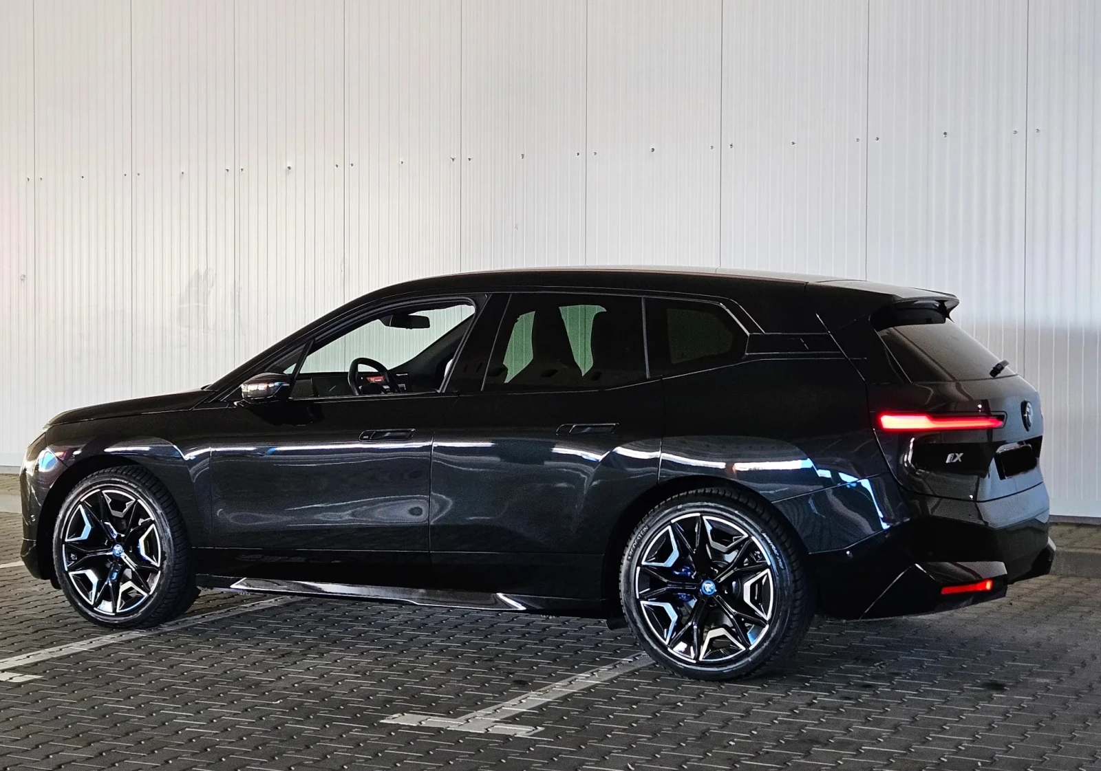 BMW iX 40 xDrive M-Sport, снимка 2 - Автомобили и джипове - 54696078