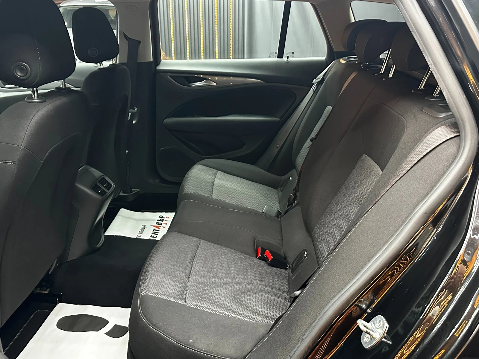 Opel Insignia Sports Tourer 2.0d/ГАРАНЦИЯ, снимка 9 - Автомобили и джипове - 55390954