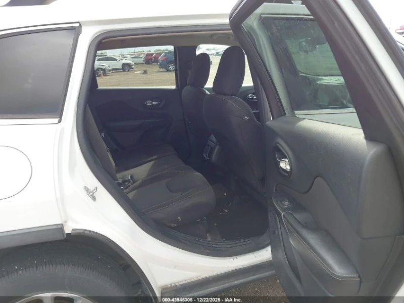 Jeep Cherokee 2.4l Latitude Fwd, снимка 8 - Автомобили и джипове - 53325809