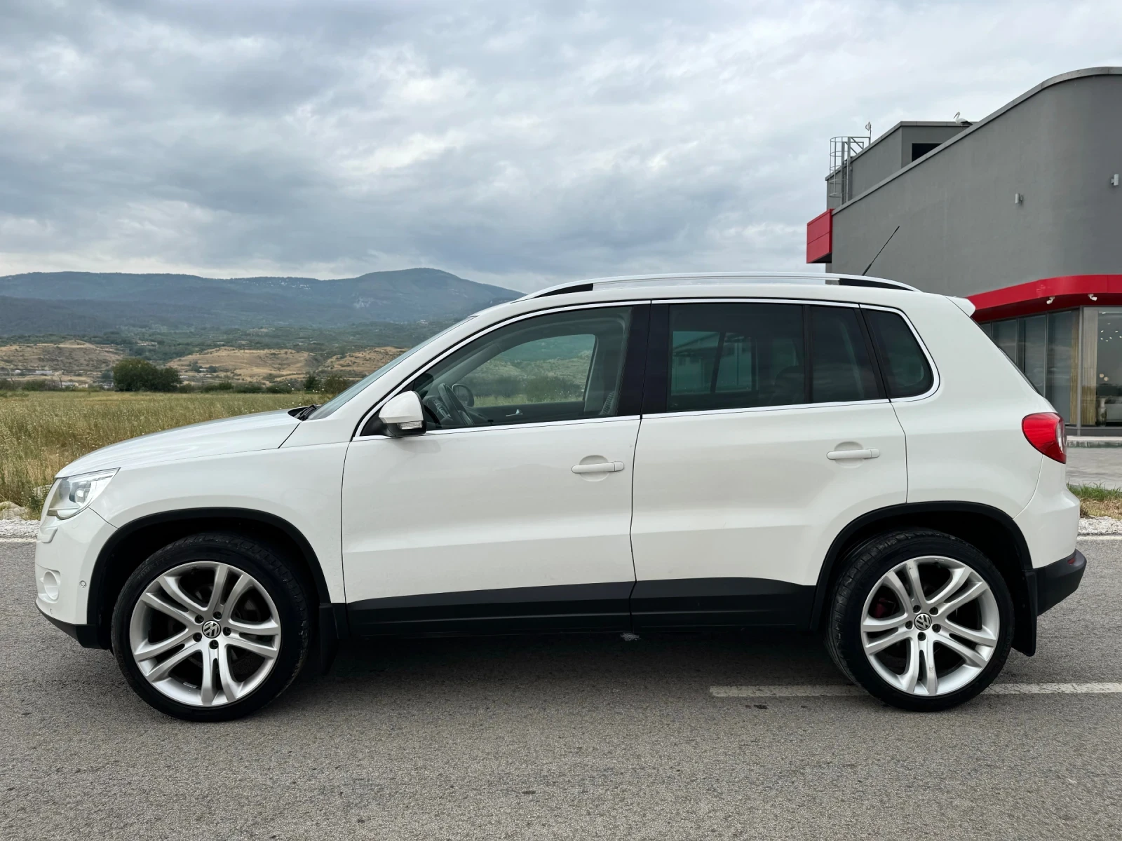 VW Tiguan 2.0 TDI / R LINE / 4MOTION / NAVI / FACE / XENON - изображение 4