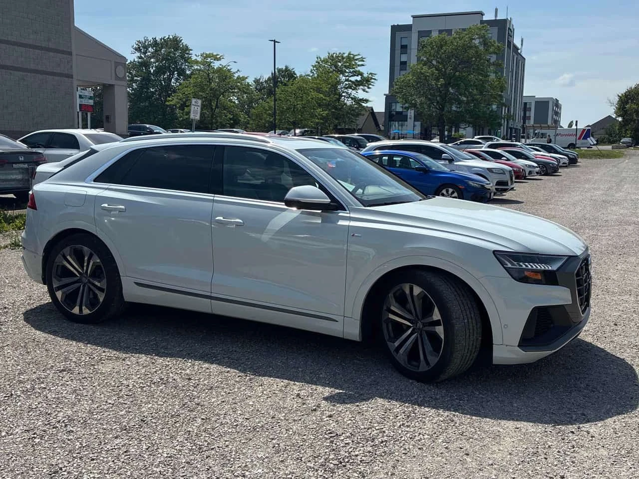 Audi Q8 | Technik | DISTRONIC | ОБДУХВАНЕ | B&O | , снимка 3 - Автомобили и джипове - 54796549