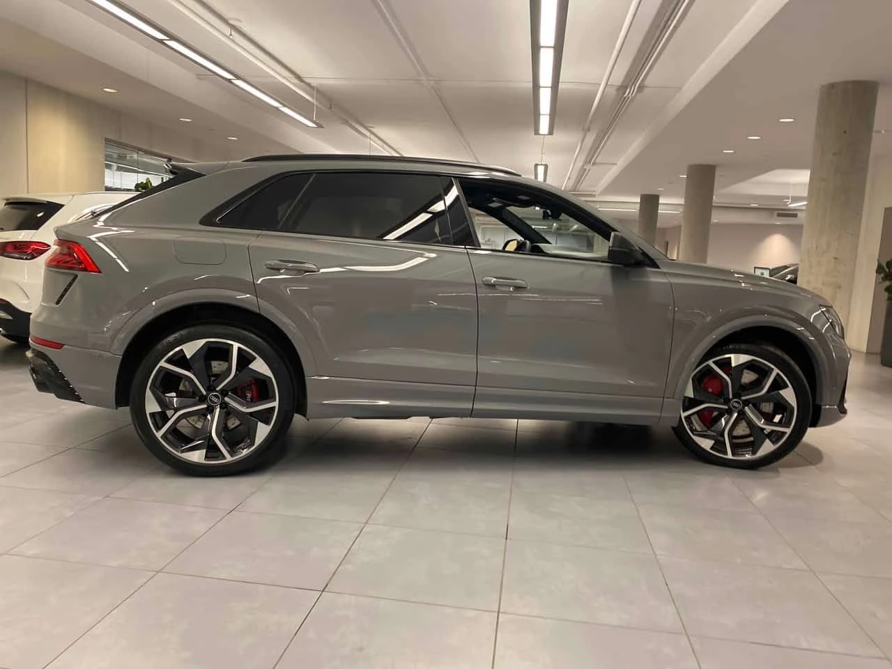 Audi RSQ8 * 4.0 TFSI quattro * CARFAX * ОПЦИЯ ЗА ФИНАНСИРАНЕ, снимка 3 - Автомобили и джипове - 55723892