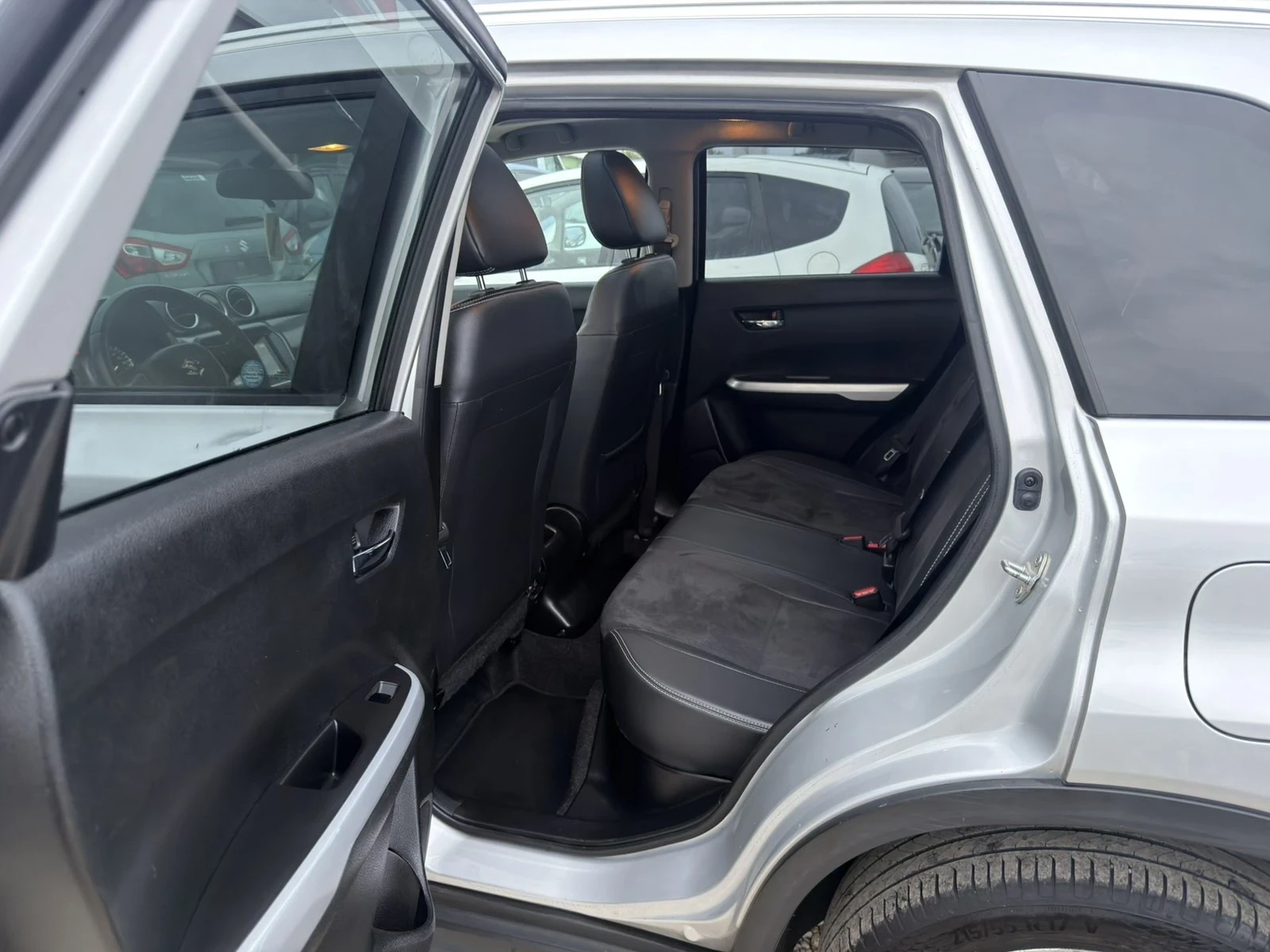 Suzuki Vitara 1.6i 4x4, снимка 16 - Автомобили и джипове - 56740699