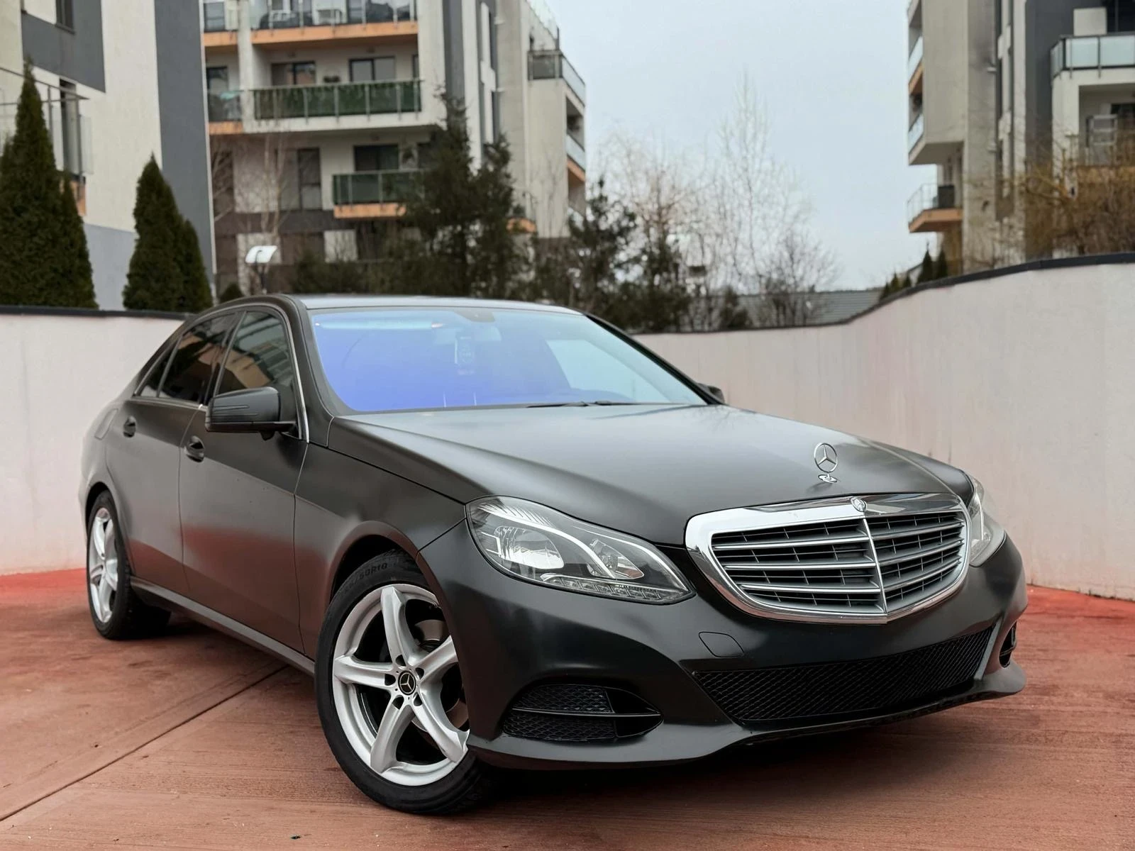 Mercedes-Benz E 220 Facelift* AMG* LED* , снимка 2 - Автомобили и джипове - 54044955