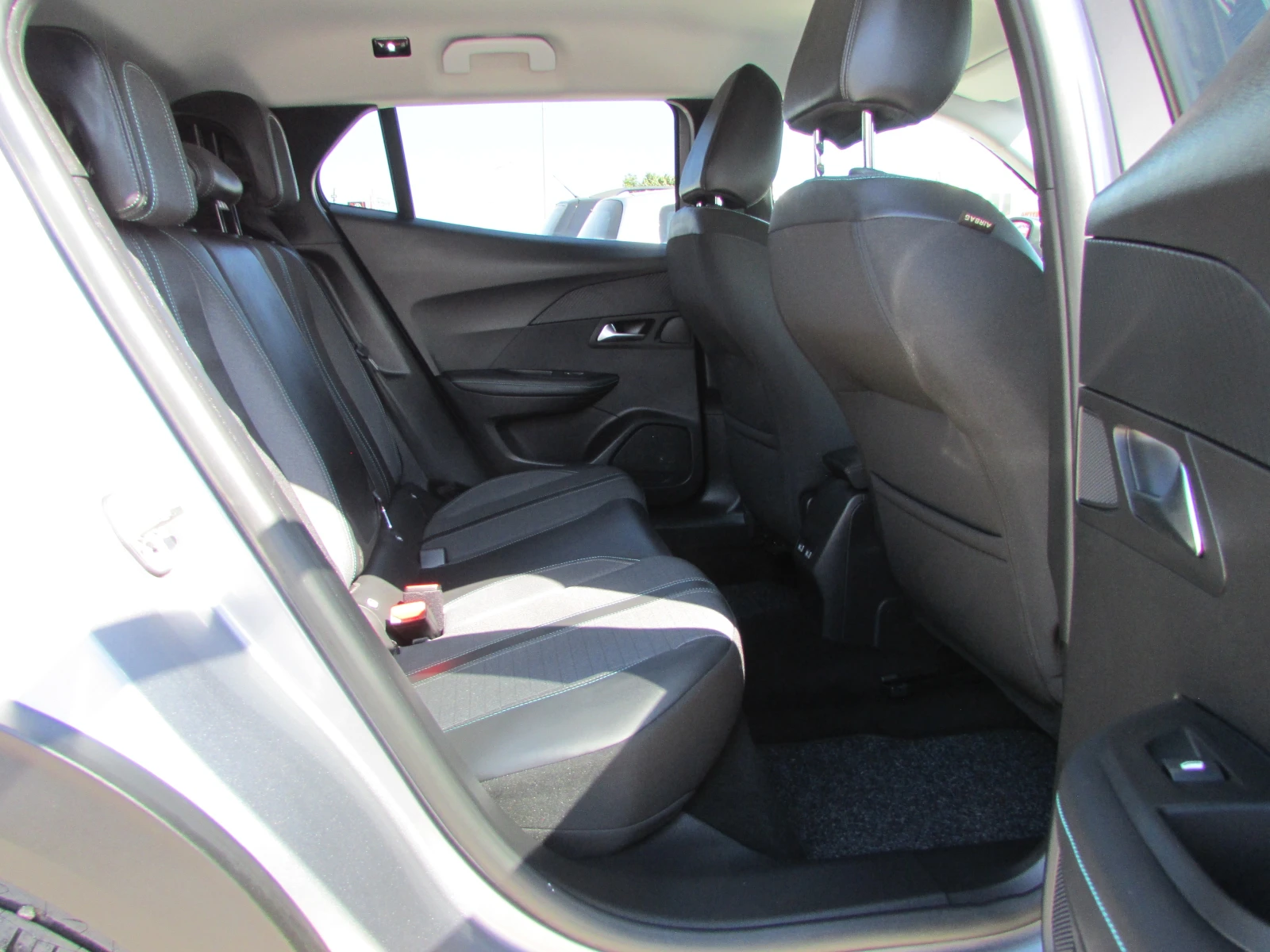 Peugeot 2008 1.2 PureTech EU6D, снимка 11 - Автомобили и джипове - 55071968