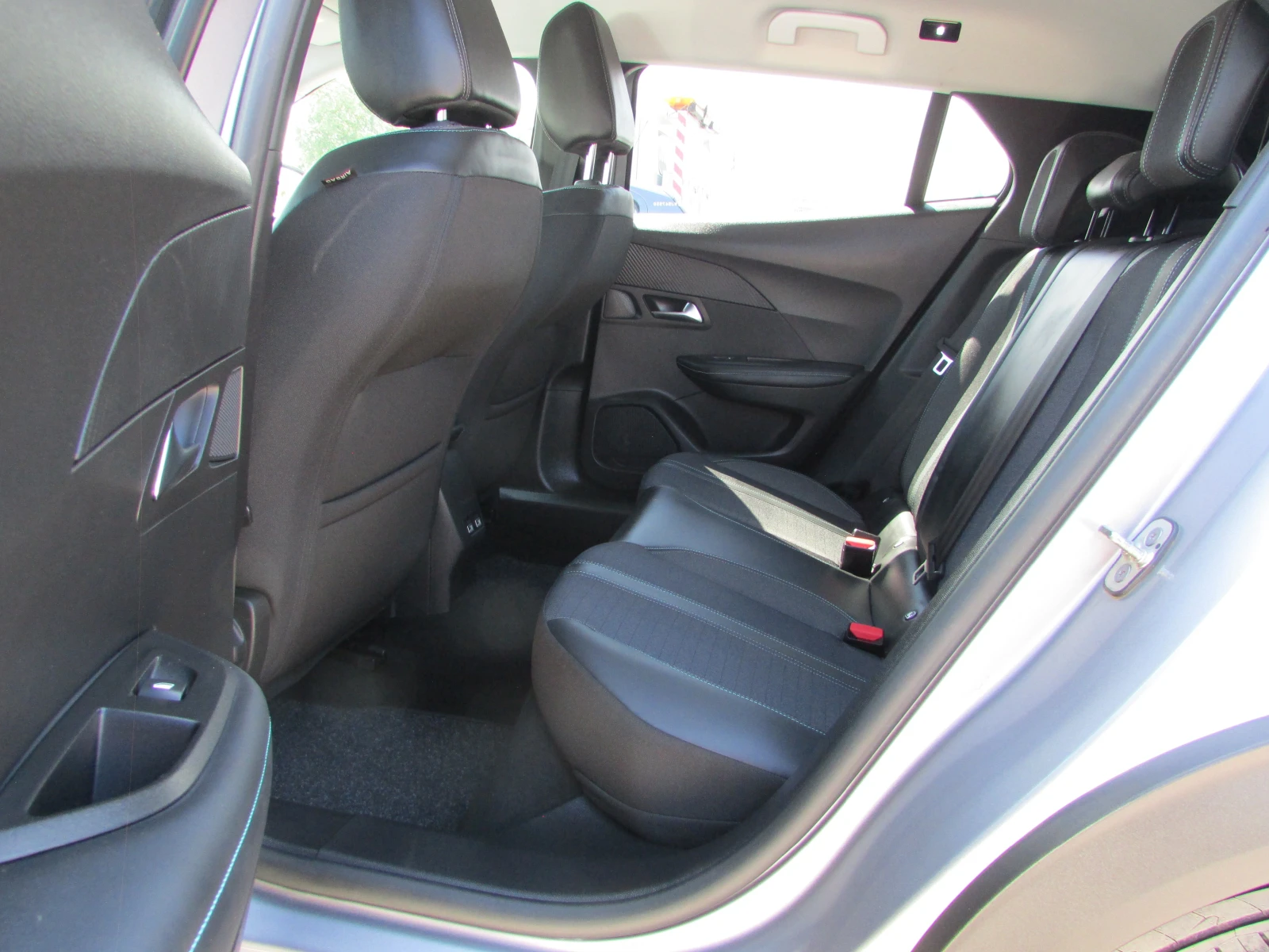 Peugeot 2008 1.2 PureTech EU6D, снимка 9 - Автомобили и джипове - 55071968