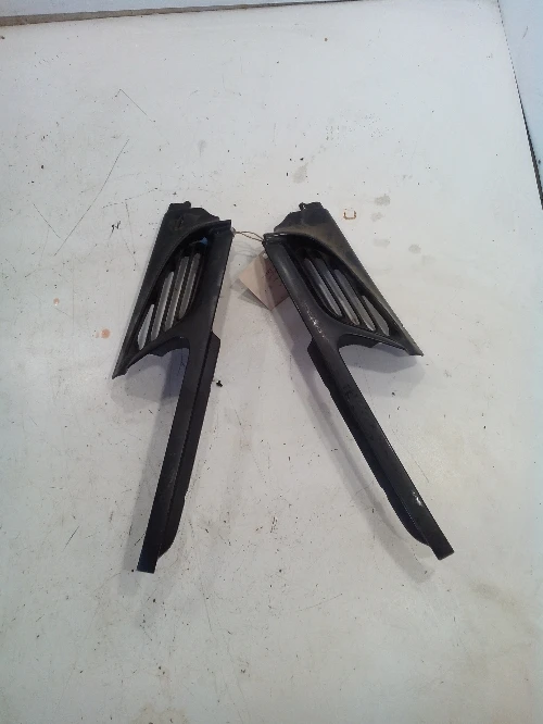 Решетка между фарове за Рено Меган