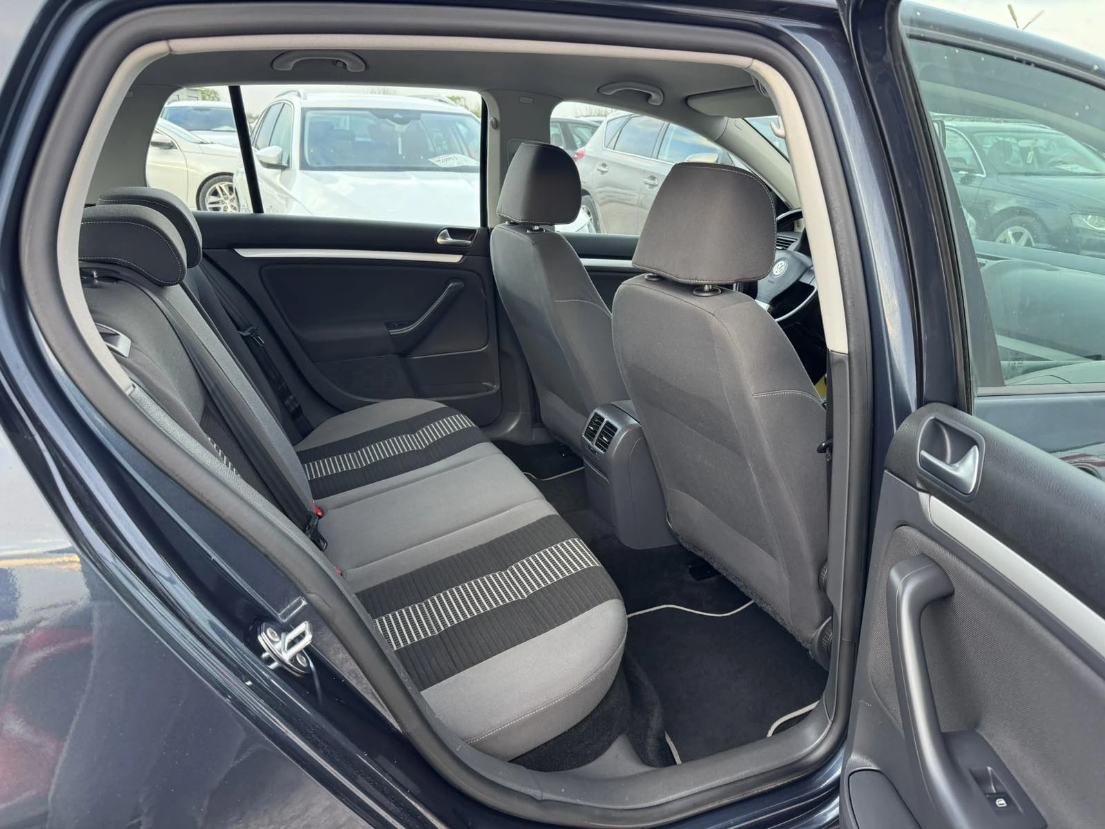 VW Golf 1.6I, снимка 13 - Автомобили и джипове - 54022376