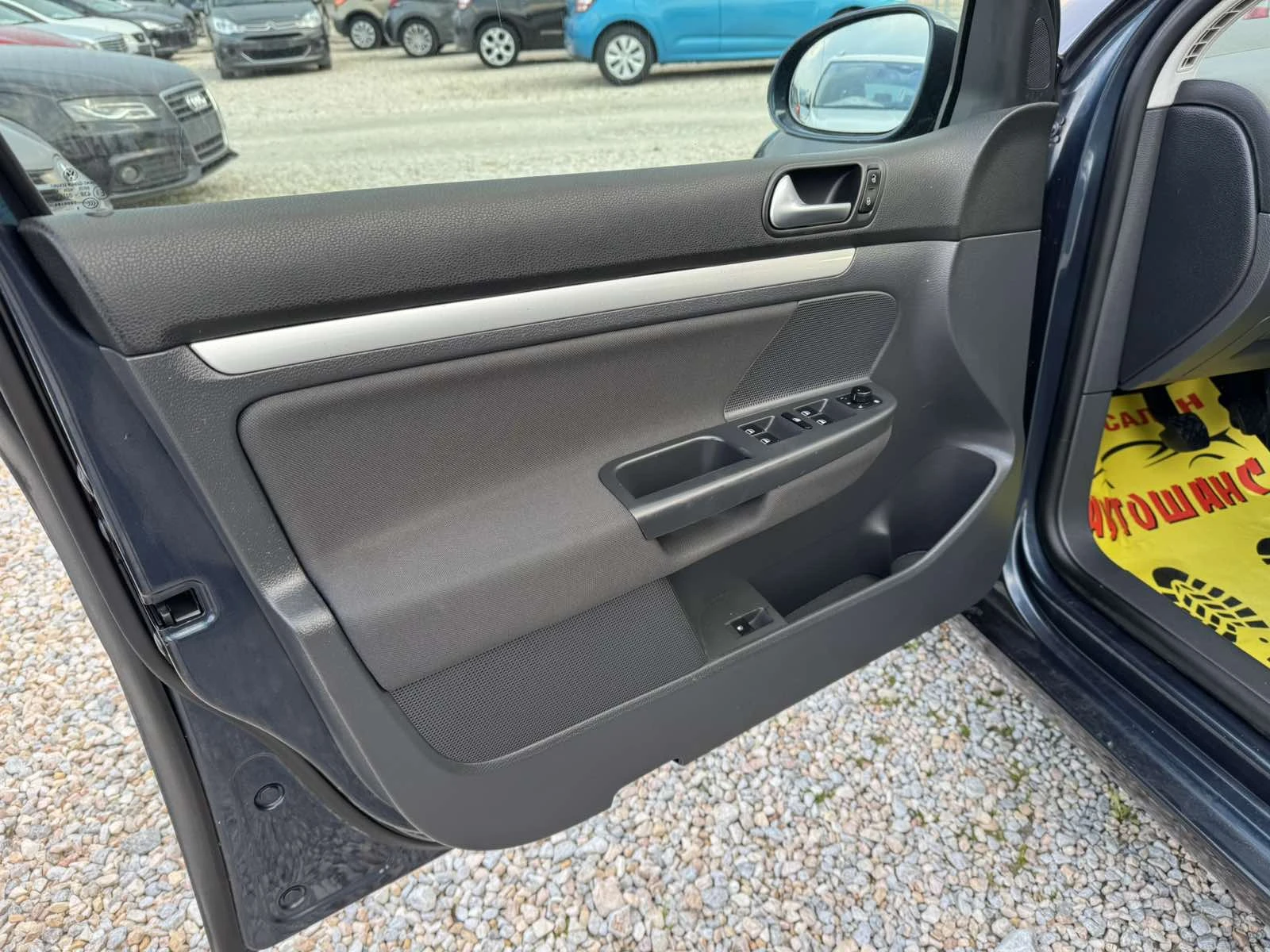 VW Golf 1.6I, снимка 11 - Автомобили и джипове - 54022376