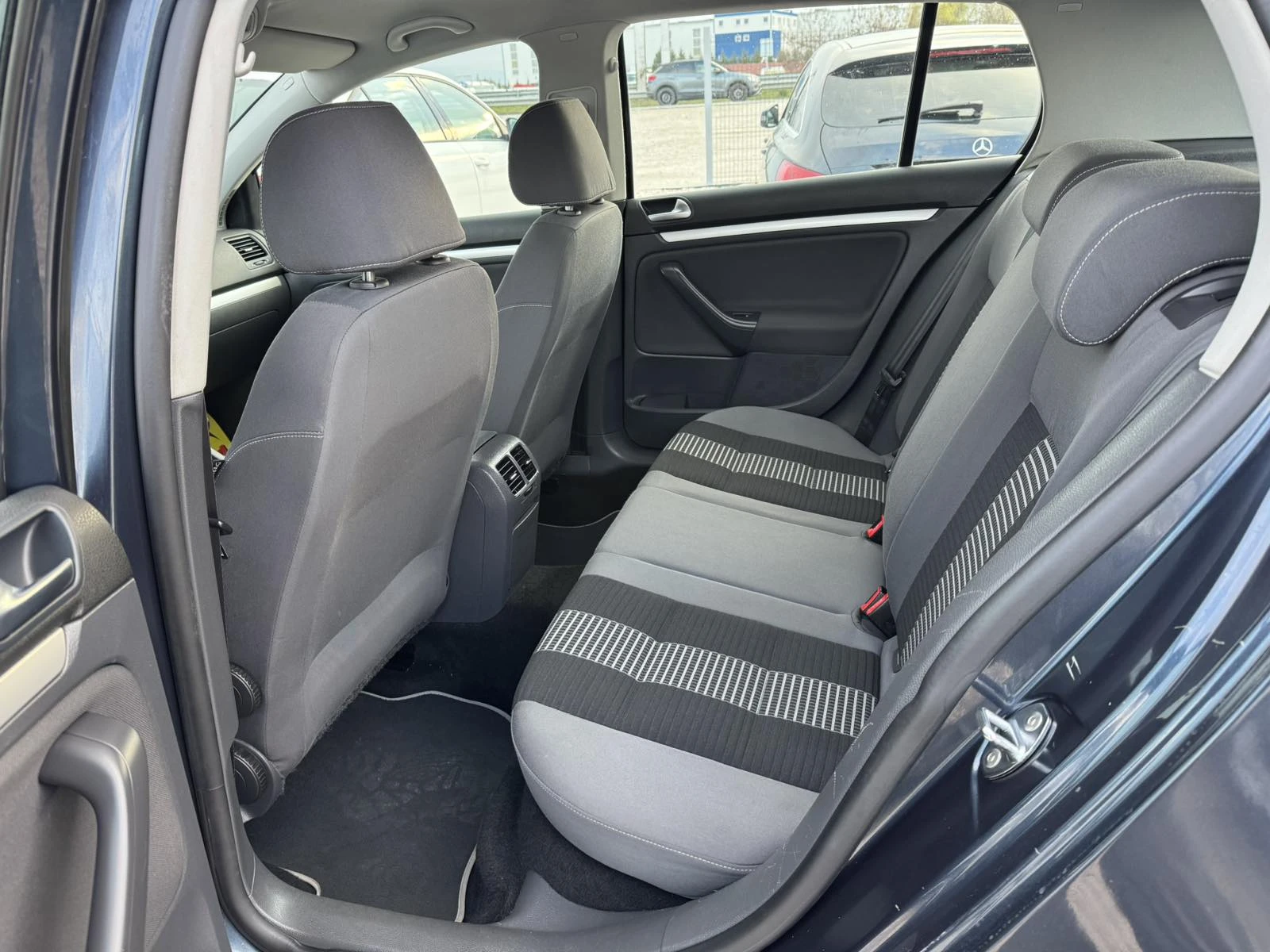 VW Golf 1.6I, снимка 8 - Автомобили и джипове - 54022376