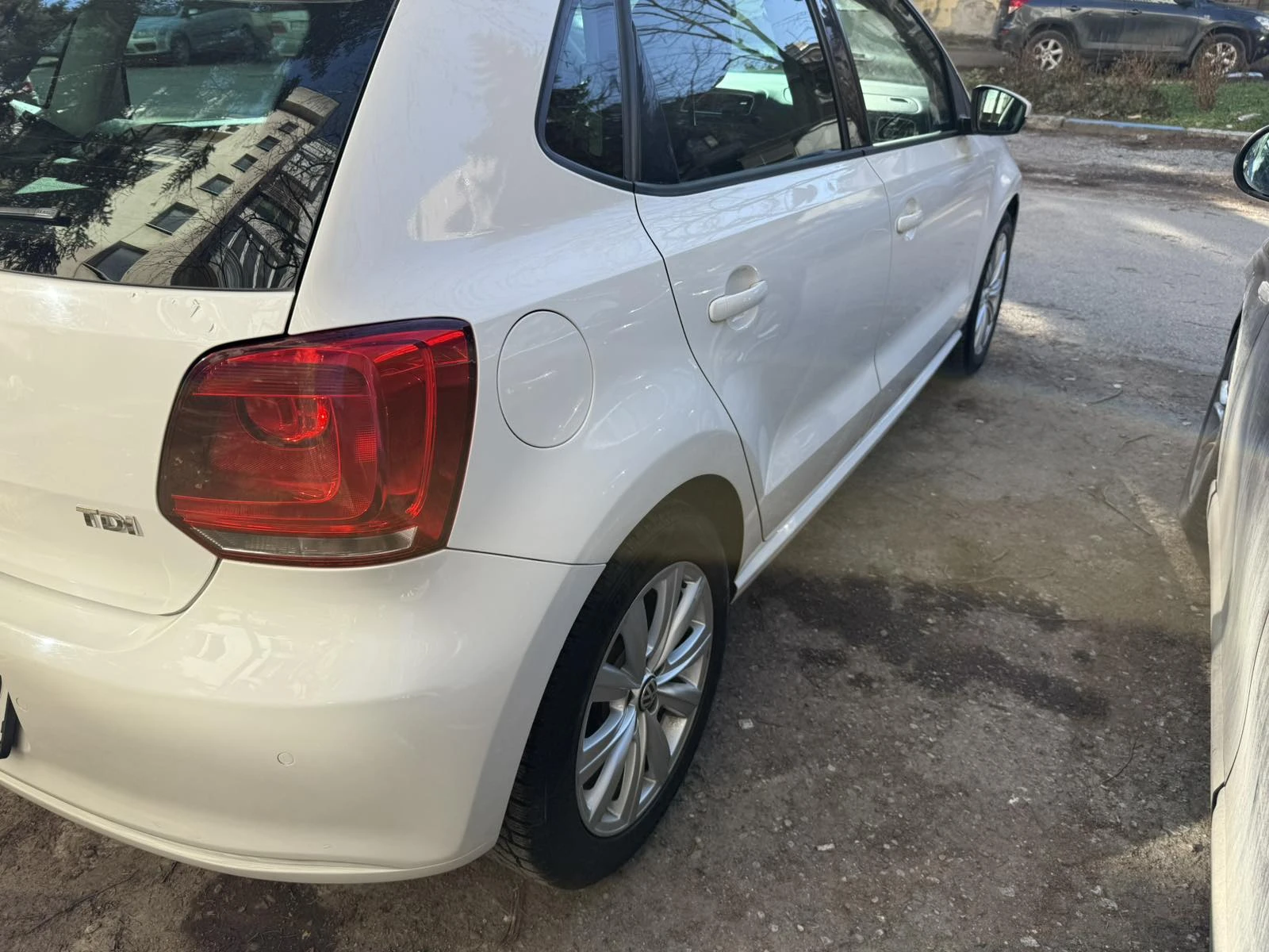 VW Polo 1.6 TDI/DSG/, снимка 6 - Автомобили и джипове - 54425059