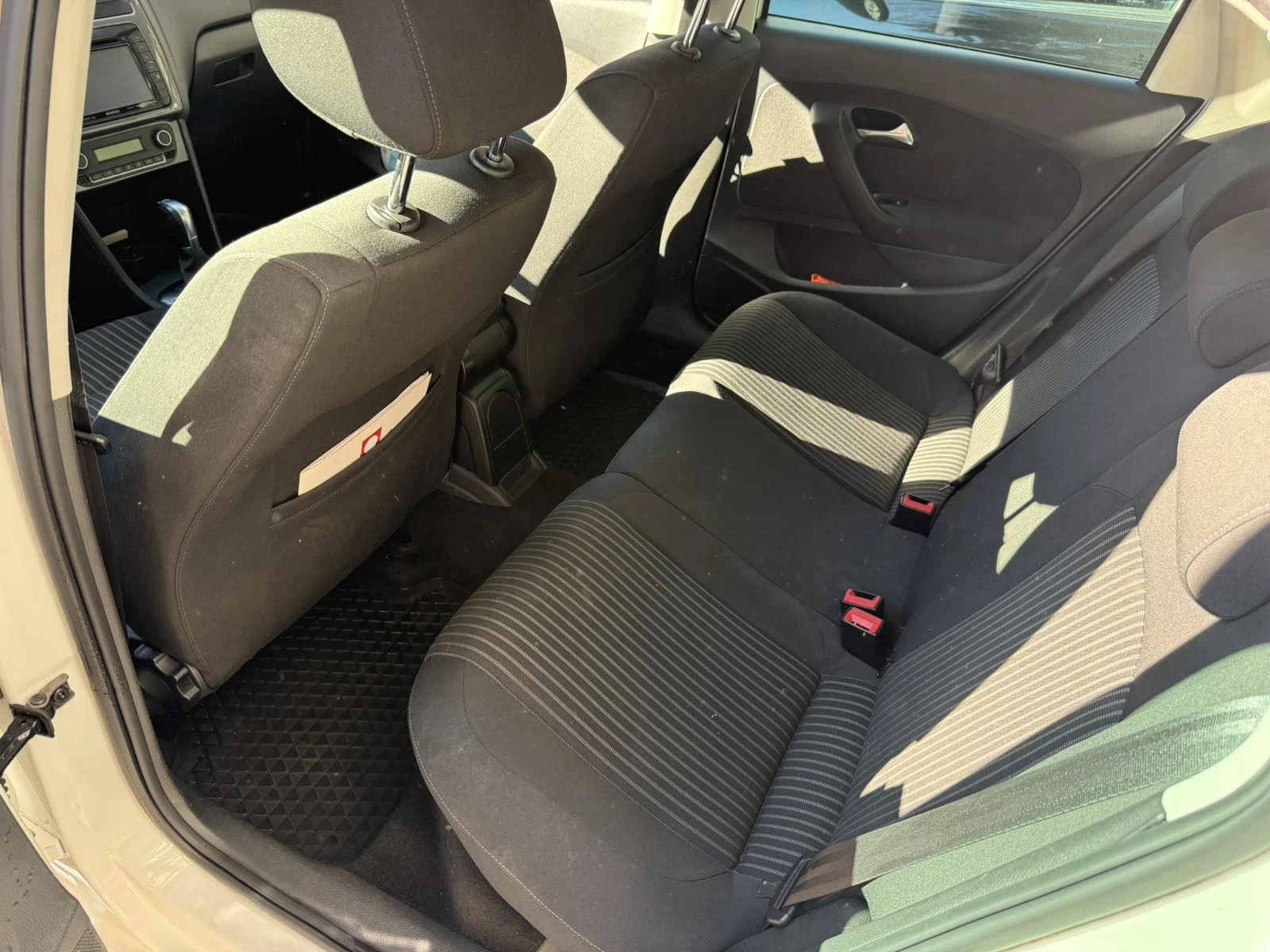 VW Polo 1.6 TDI/DSG/, снимка 10 - Автомобили и джипове - 54425059