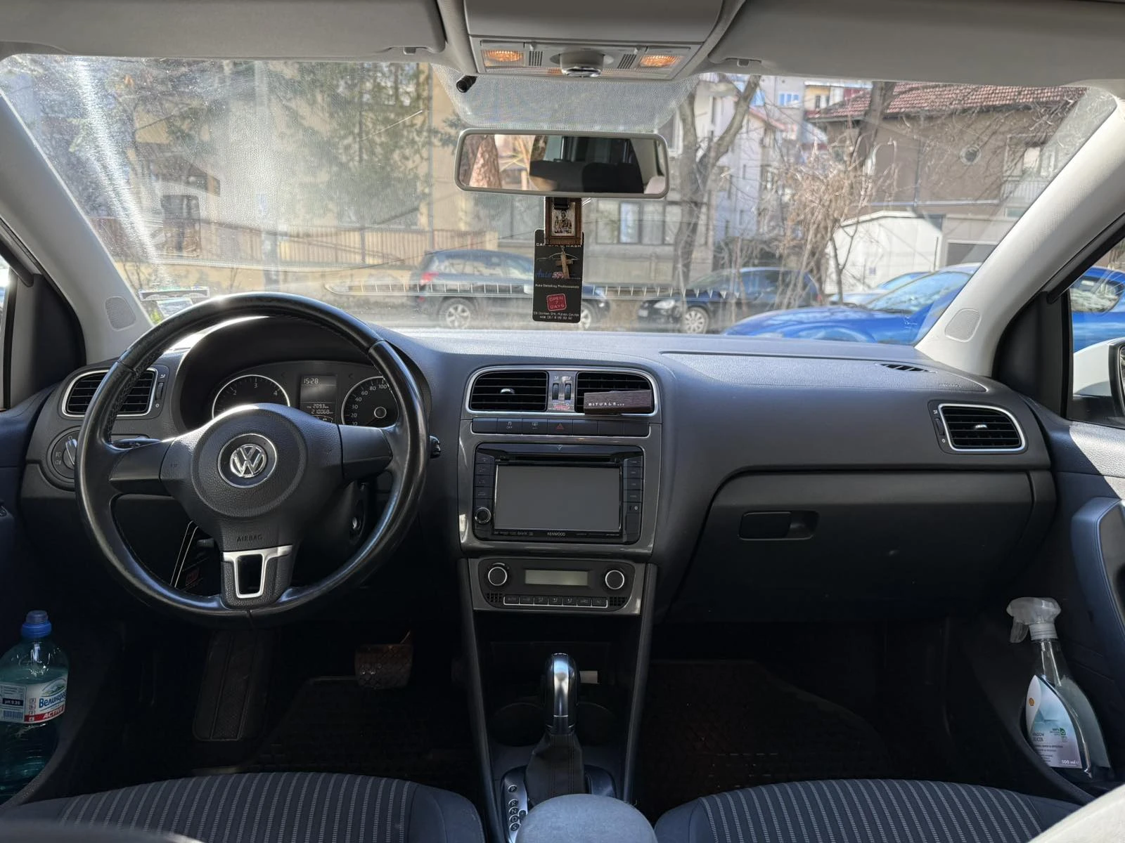 VW Polo 1.6 TDI/DSG/, снимка 12 - Автомобили и джипове - 54425059