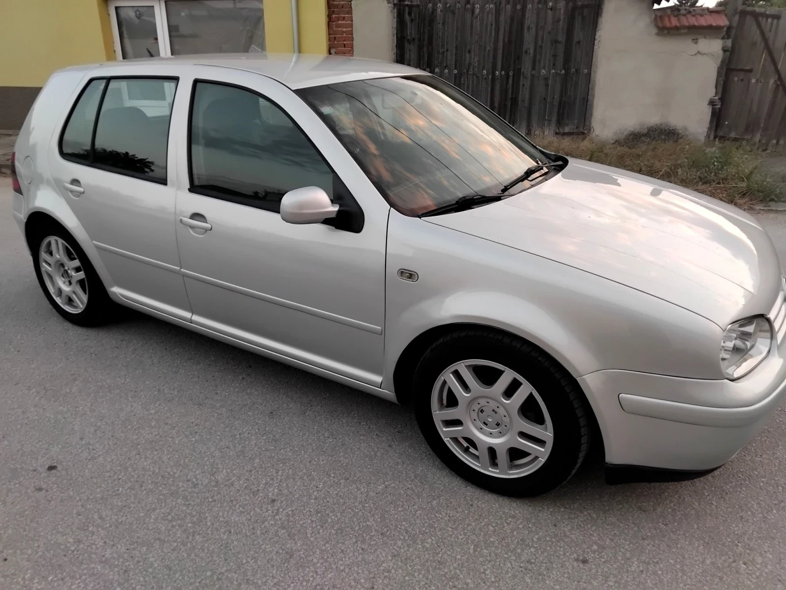VW Golf 1.6iSR.101k + КЛИМА. БЕНЗИН , снимка 3 - Автомобили и джипове - 55692244