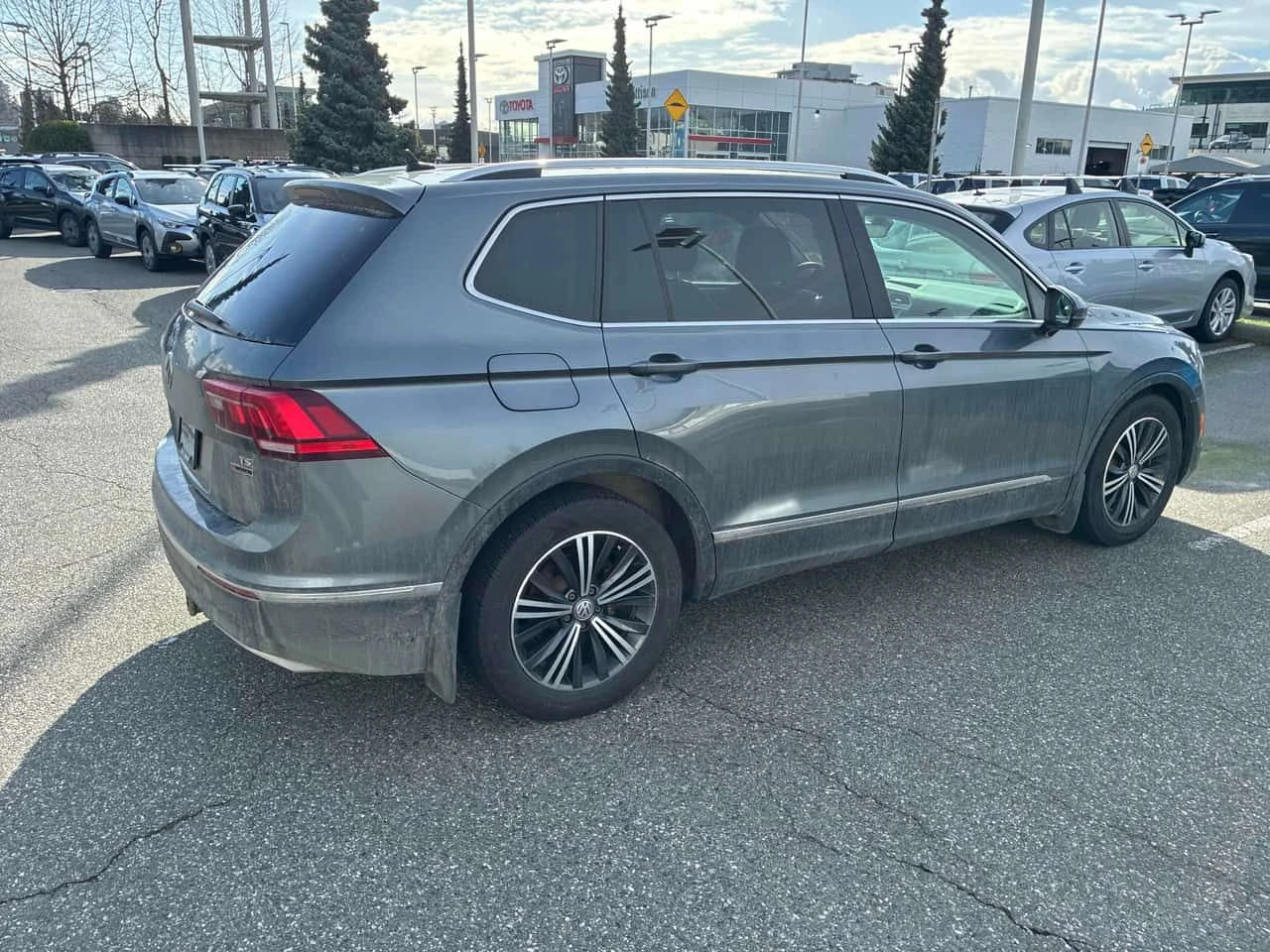 VW Tiguan * Highline * 2 КЛЮЧА* PANO* ПОДГРЕВ* KEYLESS* , снимка 16 - Автомобили и джипове - 53991938