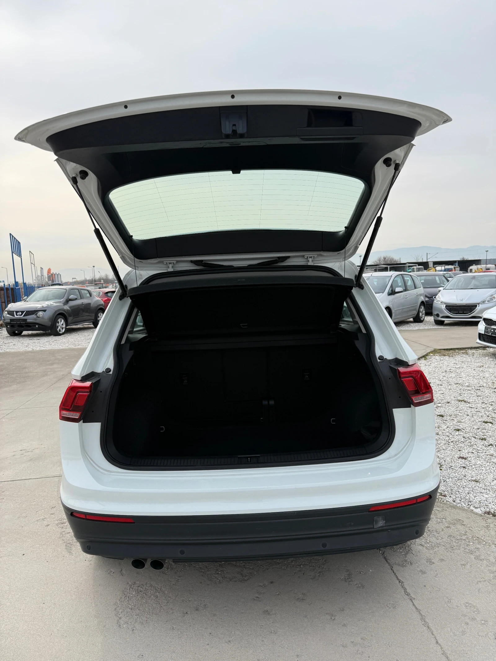 VW Tiguan 1.6 TDi, снимка 12 - Автомобили и джипове - 54365757