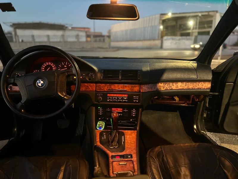 BMW 523 2.3 Газ/Бензин, снимка 10 - Автомобили и джипове - 48751861