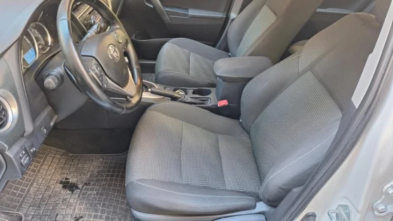 Toyota Auris 1.6 AUTOMATIC, снимка 12 - Автомобили и джипове - 53126577