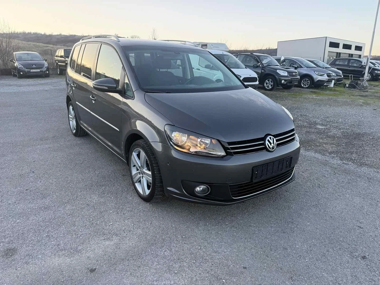 VW Touran 7 места 2.0TDI DSG 106. Хил км, снимка 1