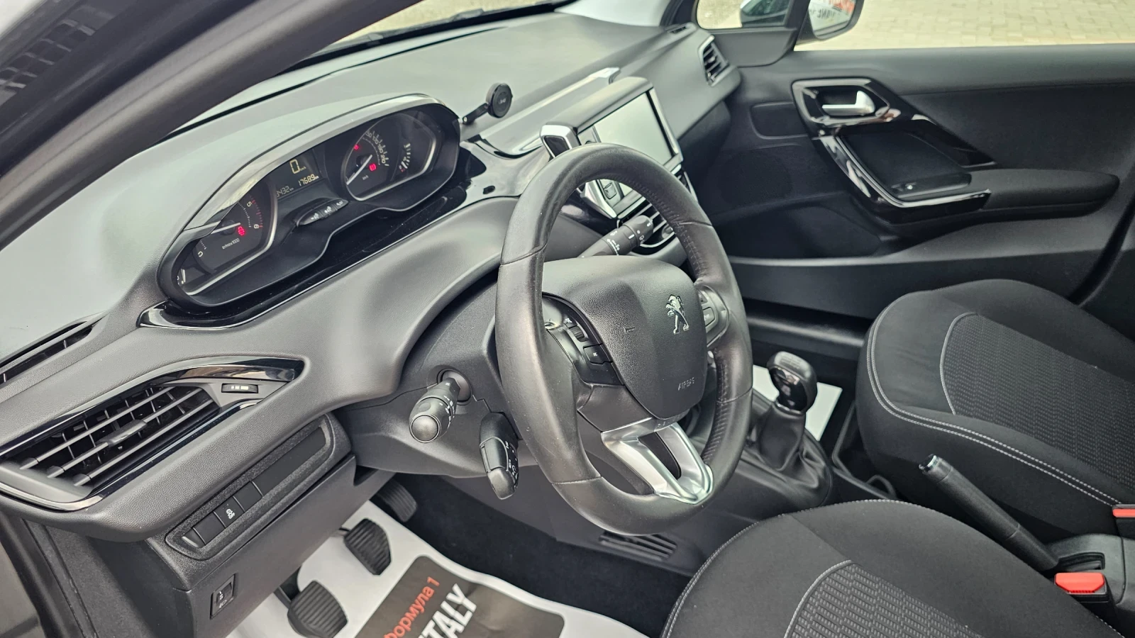 Peugeot 208 1.6HDI ---EVRO 6, снимка 9 - Автомобили и джипове - 55896496